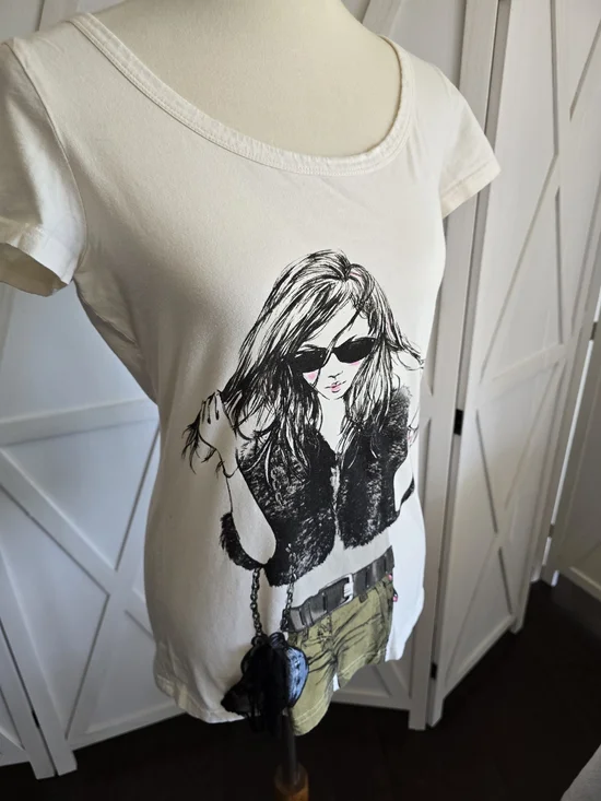 Bisou Bisou Fashionista Girl Illustration in a Cream & Black Color Scoop Neck - Picture 2 of 8